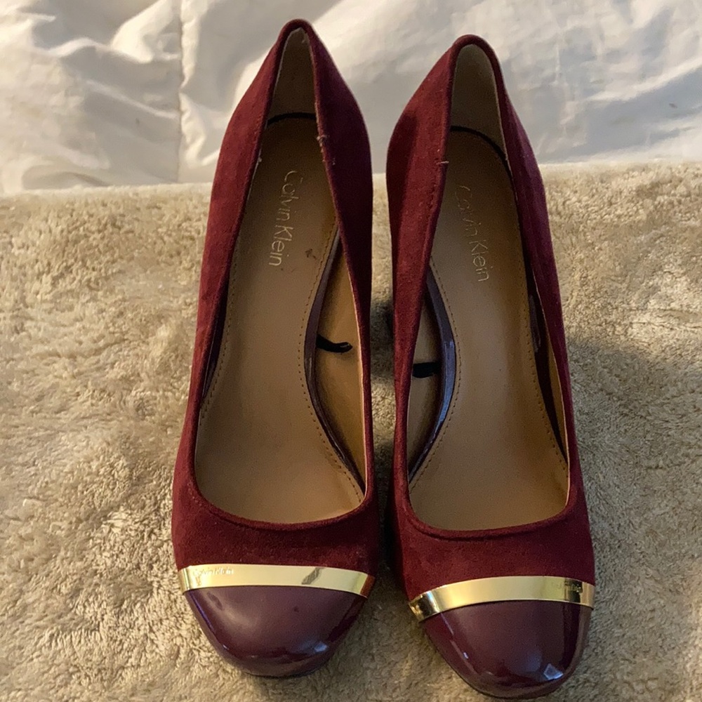 {Calvin Klein} Blaine suede crimson pump gold toe